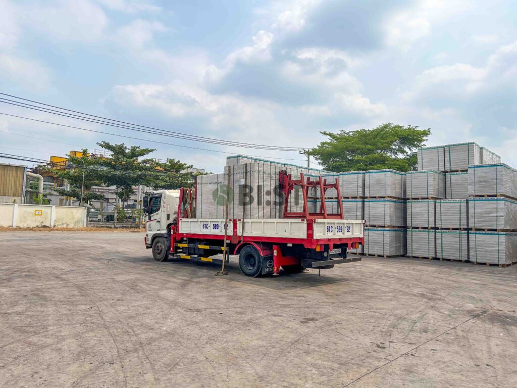 Vận chuyển gạch AAC bê tông khí chưng áp tại nhà máy Eblock, NEWERA